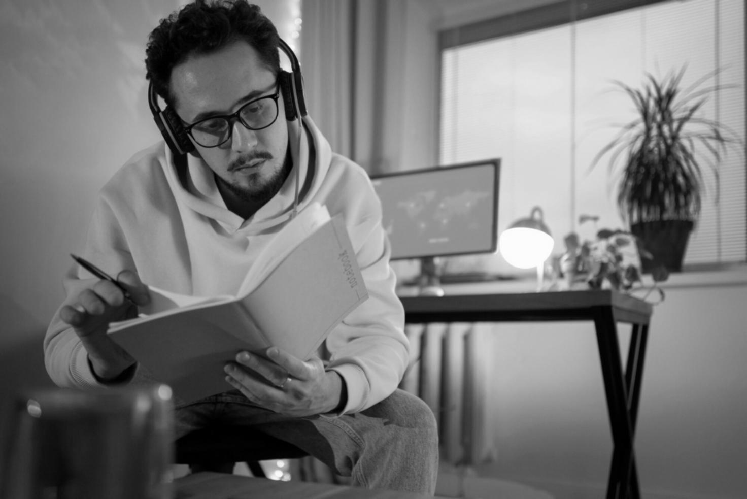 Studierende arbeiten an Budgetplanungssoftware